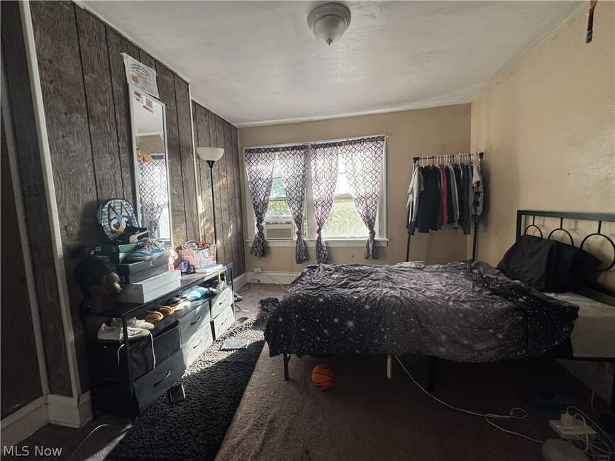 Bedroom with windows at 3633 Cedarbrook Road