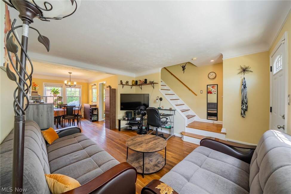 Living and dining layout