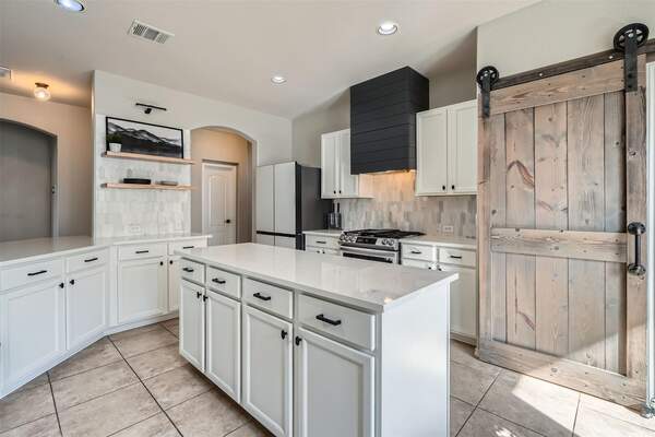 811 Clear Springs Holw, Buda