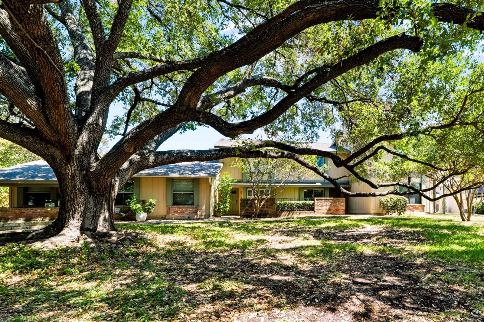 911 W Village Ln, Austin
