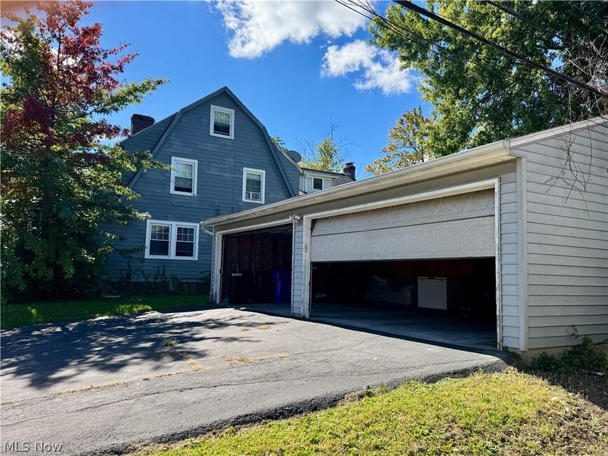 Detached garage and driveway at 3633 Cedarbrook Road